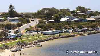 Locals call for shire CEO to resign after tourist town's only cafe closed