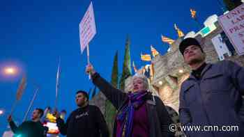 Knights, squires, queens go on strike at California Medieval Times