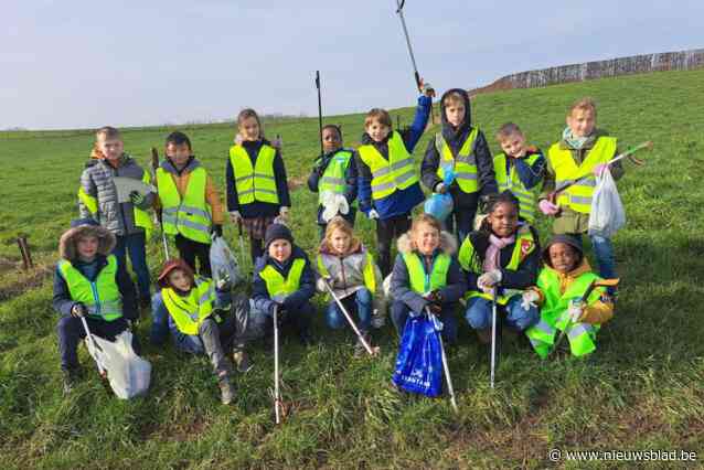 Kinderen De Bron ruimen centrumstraten op