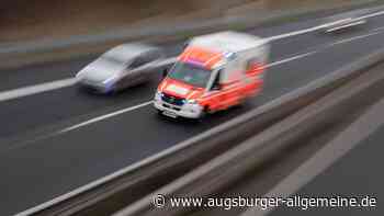 Rettungswagen und Auto kollidieren: Hubschrauber bei B465-Unfall im Einsatz