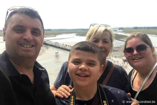 Studente uit Ruisbroek verkoopt wafeltjes ten voordele van de slachtoffers van de aardbeving