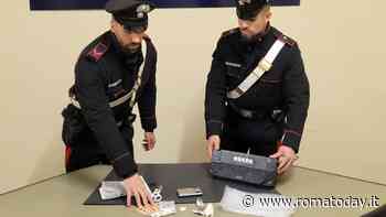 Esce di casa per vendere droga, i carabinieri lo aspettano e lo arrestano