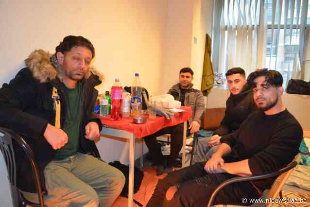 Asielzoekers krijgen laatste kans om onhygiënisch kraakpand vrijwillig te verlaten: “Voor iedereen zoeken we een deftige plek”