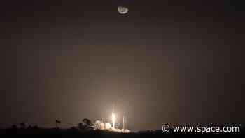 SpaceX Starlink launch grazes the moon in gorgeous photos