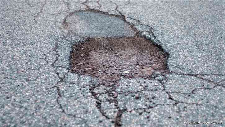 Calgary crews fixing potholes amidst warm February weather