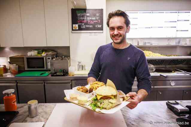 GETEST. De populairste vegan snacks van frituur Chips in Antwerpen, die ermee in de prijzen valt: “Vegan stoofvlees is overheerlijk”