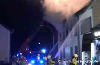 FW Grevenbroich: ERSTMELDUNG: Verletzte nach Brand in Mehrfamilienhaus