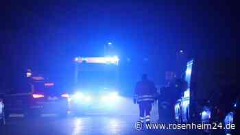 Feuerwehreinsatz am Montagabend in Mühldorfer Wohnhaus – Mutter und Kleinkind verletzt