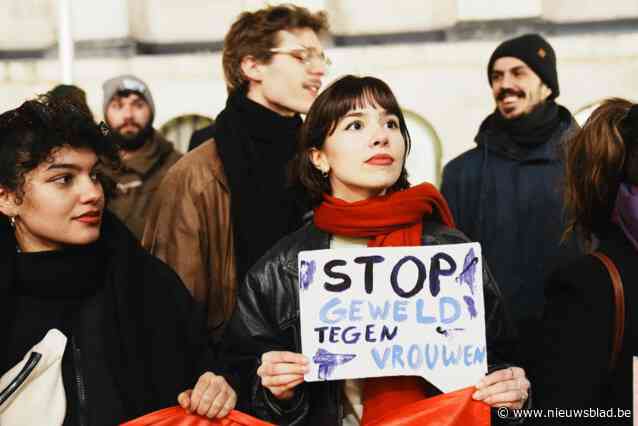 De Clercq wil ‘blauwe hesjes’ in de Overpoort houden, maar vraagt cafés, hogescholen en UGent bij te leggen