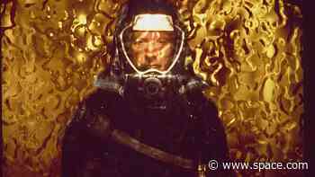 'Sphere' is 25 and coming to TV soon. Here's why Michael Crichton's mind-bending sci-fi tale is still awesome