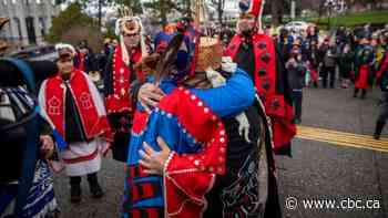 Hugs, smiles and tears greet Nuxalk totem pole as it leaves Victoria, B.C., museum