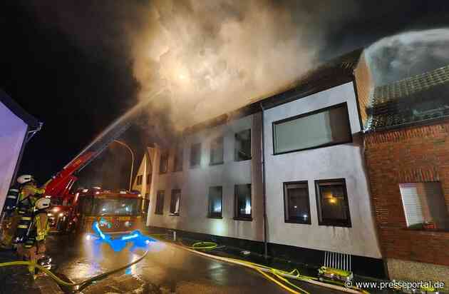 FW Grevenbroich: Mehrere Verletzte nach Brand in Mehrfamilienhaus - Gebäude vollständig zerstört - Feuerwehrmann bei Löscharbeiten leicht verletzt