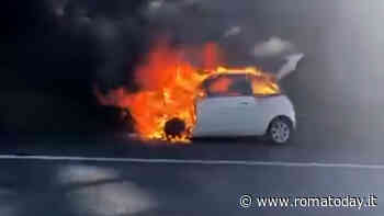 Auto in fiamme sul Grande raccordo anulare