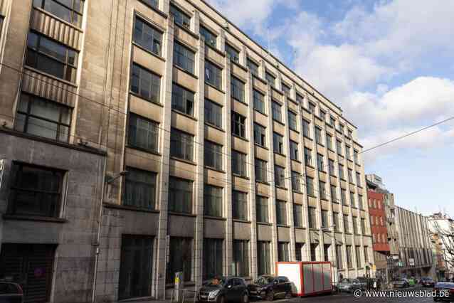 Ontruiming van kraakpand in Paleizenstraat verloopt in chaos: ook veel niet-bewoners opgedaagd, twee keer tbc vastgesteld