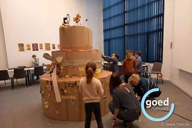 Jonge kunstenaars maken reuzegrote taart voor 50-jarige Kunstkoepel