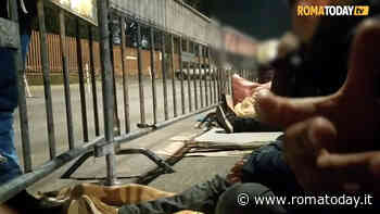 Notti intere al gelo solo per accedere all'ufficio immigrazione: così la pratica di tutela umanitaria diventa un'umiliazione