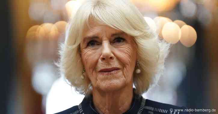 Camilla wird mit Krone von Queen Mary gekrönt