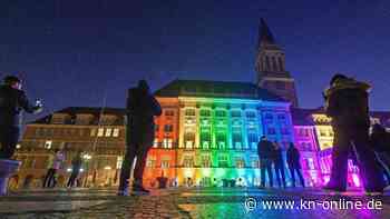 Rathaus Kiel mit 100 Scheinwerfern von Auszubildenden beleuchtet 