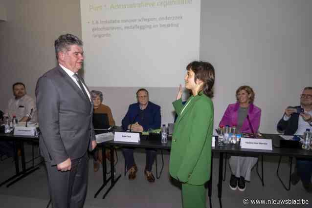 Pauline Van Marcke (23) treedt in voetsporen van haar overleden vader Claude en legt eed af als schepen: “Door zijn sjerp te dragen is hij er altijd bij”