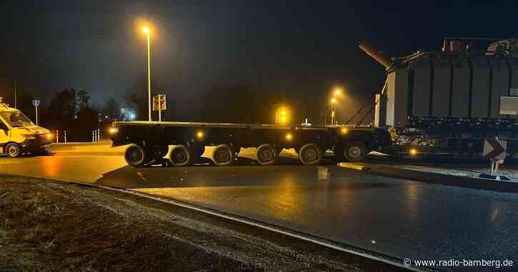 Schwertransporter bei Forchheim blockiert Verkehr noch länger