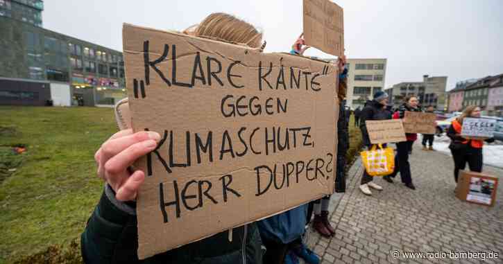 Polizei verhindert Klebeaktion von Klimaaktivisten in Passau