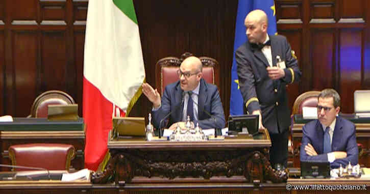 Cospito, urla e lite tra Foti e Fratoianni in Aula: Fontana sospende la seduta. Il capogruppo di FdI va verso i banchi dell’opposizione