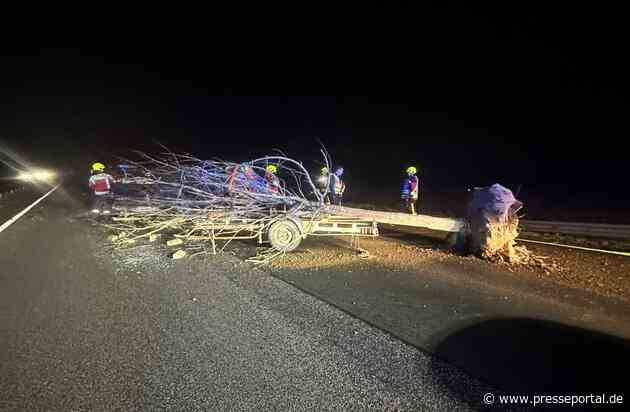 POL-PDNW: Autobahnpolizei Ruchheim - Bei Unfall verlorener Baum blockiert Autobahn
