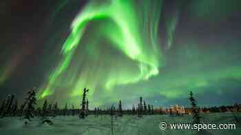 Supercharged Valentine's Day auroras give Alaska-based polar lights chaser the night of his life (photos)