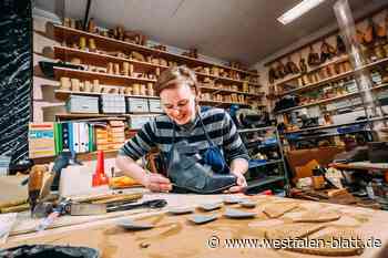 Paderbornerin hat das Schuhmacher-Handwerk in Teilzeit gelernt
