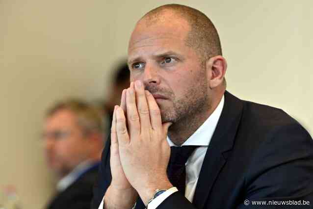 Theo Francken vernietigend voor bussen vol asielzoekers die onaangekondigd aan hotel stonden: “Ik viel van mijn stoel”
