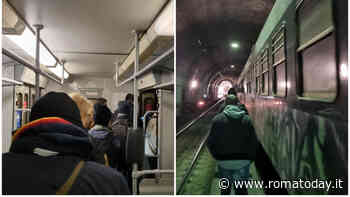 Il treno si ferma in galleria: passeggeri costretti a camminare sui binari. "Qualcuno ha avuto un malore"