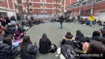 "Hai rubato i soldi, spogliati!": shock al cine-tv, alunni contro il prof "sceriffo"