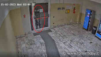 Ladri tentano di entrare alle poste sfondando la porta con una cesoia. Il video