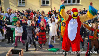 Faschings-Jubelstimmung in Wasserburg: 260 Grundschüler ziehen durch die Stadt