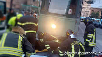 Incidente a Porta Maggiore: ciclista incastrata sotto un tram
