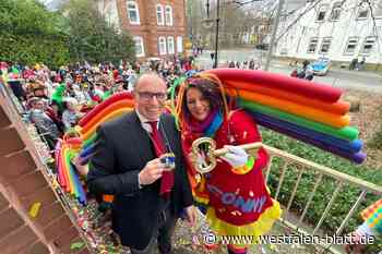 Jecken stürmen das Rödinghauser Rathaus