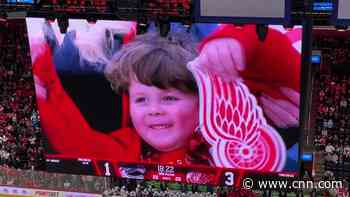 See why hockey fans went crazy for this 4-year-old