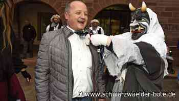 Narren stürmen Haiterbacher Rathaus: Kritik gibt es an hohen Gebühren für  Festhalle