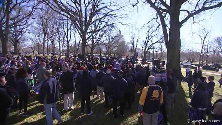 Lawmakers push for higher pay for federal employees