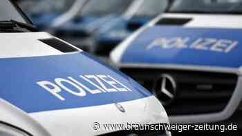 Fallersleben: Autofahrer kracht in parkenden Wagen