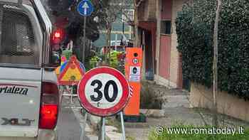Spunta un autovelox sulla strada ad alta velocità, ma è finto