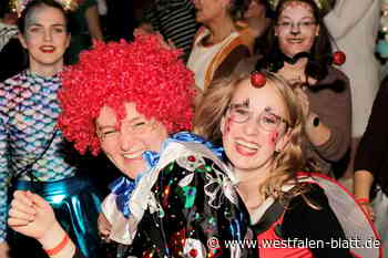 Frauen treiben es bunt beim Karneval in Ovenhausen
