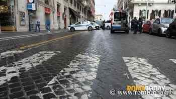 Piazza della Repubblica: pullman perde olio in strada, chiusa la strada