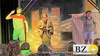 Klassen der Aueschule Wendeburg sehen Theater auf Englisch