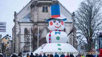 Bischofsgrüner Riesenschneemann lächelt bei jedem Wetter
