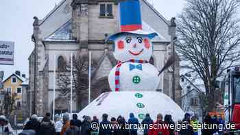 Bischofsgrüner Riesenschneemann lächelt bei jedem Wetter