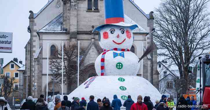 Bischofsgrüner Riesenschneemann lächelt bei jedem Wetter