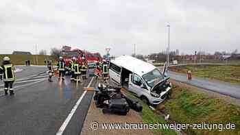 Schwerer Unfall bei Hohenhameln: Transporter rammt Auto