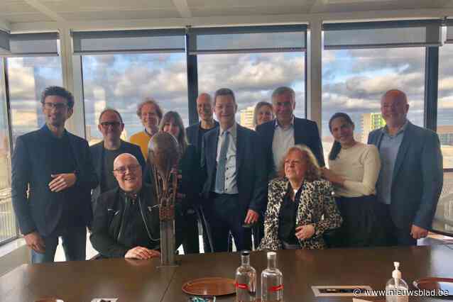 Stadsbestuur huldigt horecalegende met miniatuurversie van bekend standbeeld