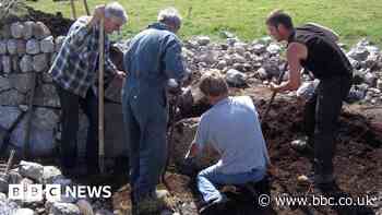 Is Cornish hedging an endangered craft, survey asks